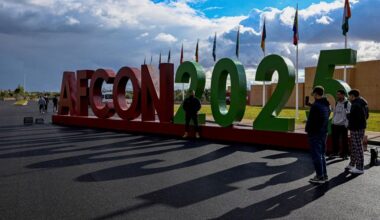 le saisissant contraste entre la fête au Maroc et le chaos en France