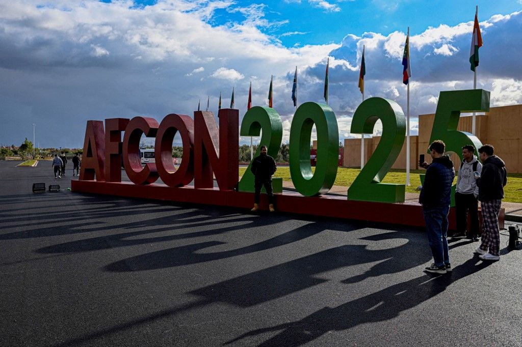 le saisissant contraste entre la fête au Maroc et le chaos en France