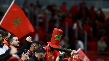 Des supporters marocains présents lors de la demi-finale de la CAN, entre le Maroc et le Nigéria, le 14 janvier 2026, à Rabat. (FAREED KOTB / ANADOLU)