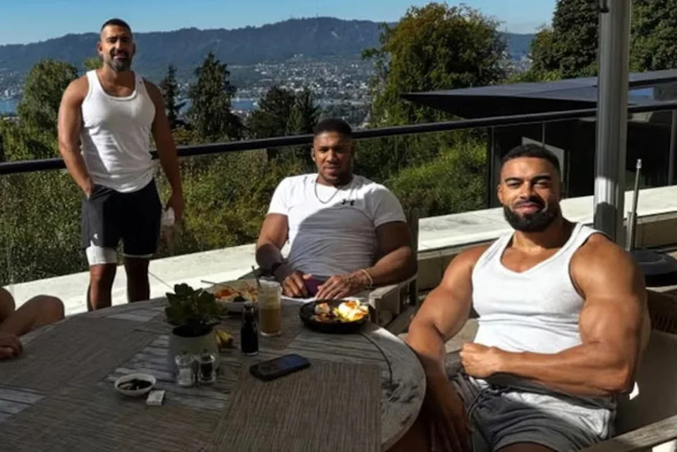 Kevin ‘Lateef’ Ayodele (right) and Sina Ghami (left), who both died in the crash, are pictured alongside Anthony Joshua (Instagram)