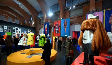 Un manteau en tagliatelles ou en peluches… À Toulouse, une expo exceptionnelle présente les créations de Jean-Charles de Castelbajac