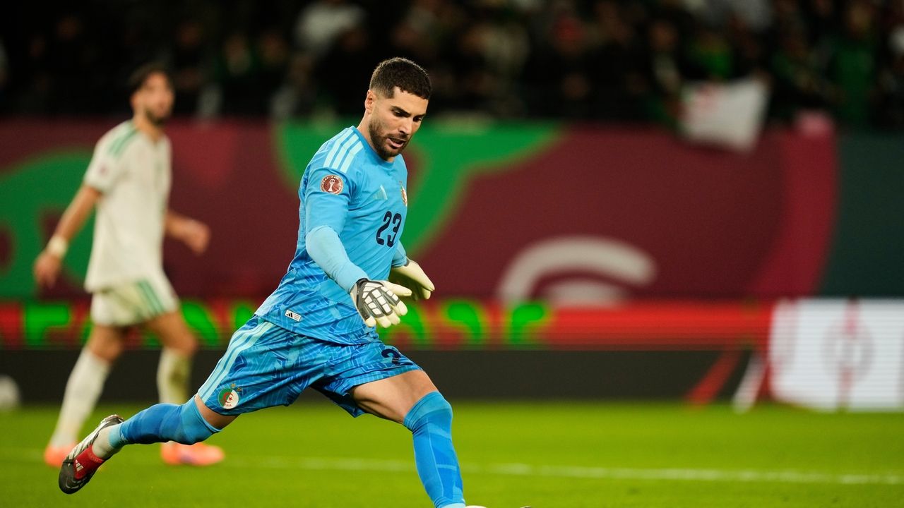 With famous dad's support, Algeria goalkeeper Luca Zidane finding his own path at the Africa Cup