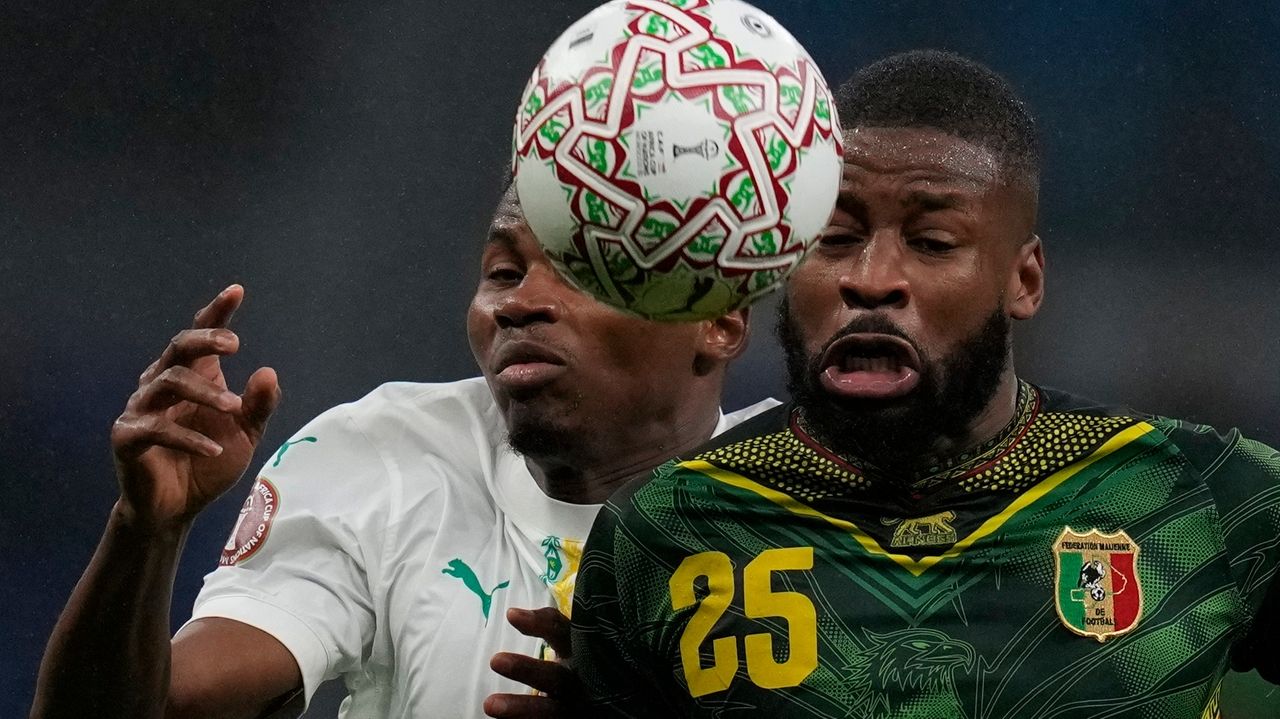 Senegal edges 10-man Mali to book Africa Cup semifinal