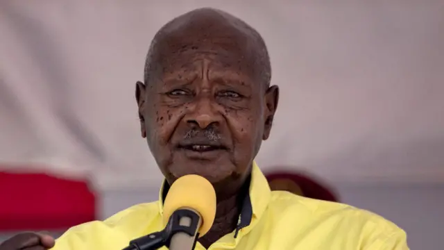 Museveni dey use on yellow microphone tok, e wear yellow coloured shirt