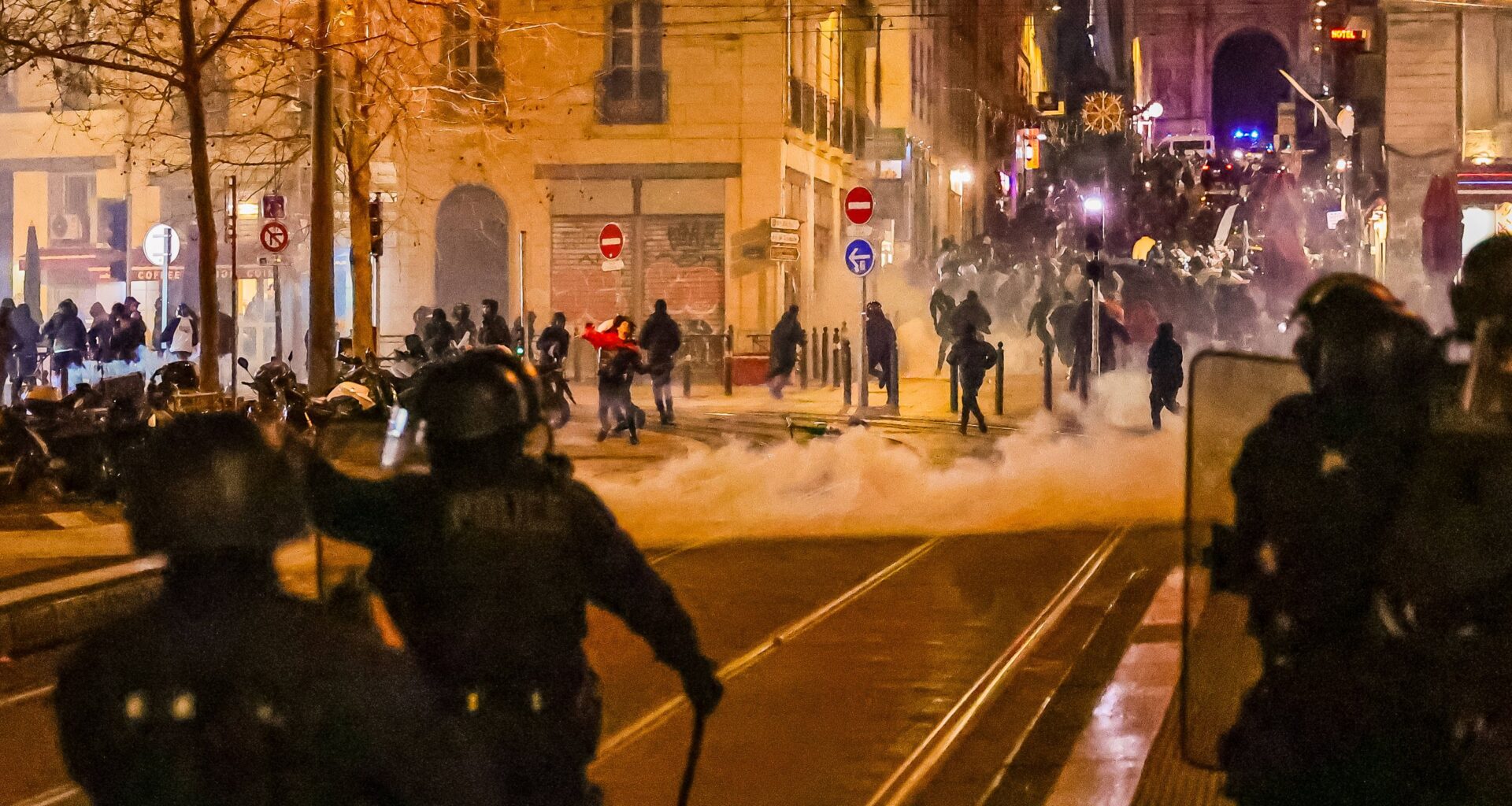 un homme violemment agressé par un groupe de supporters algériens
