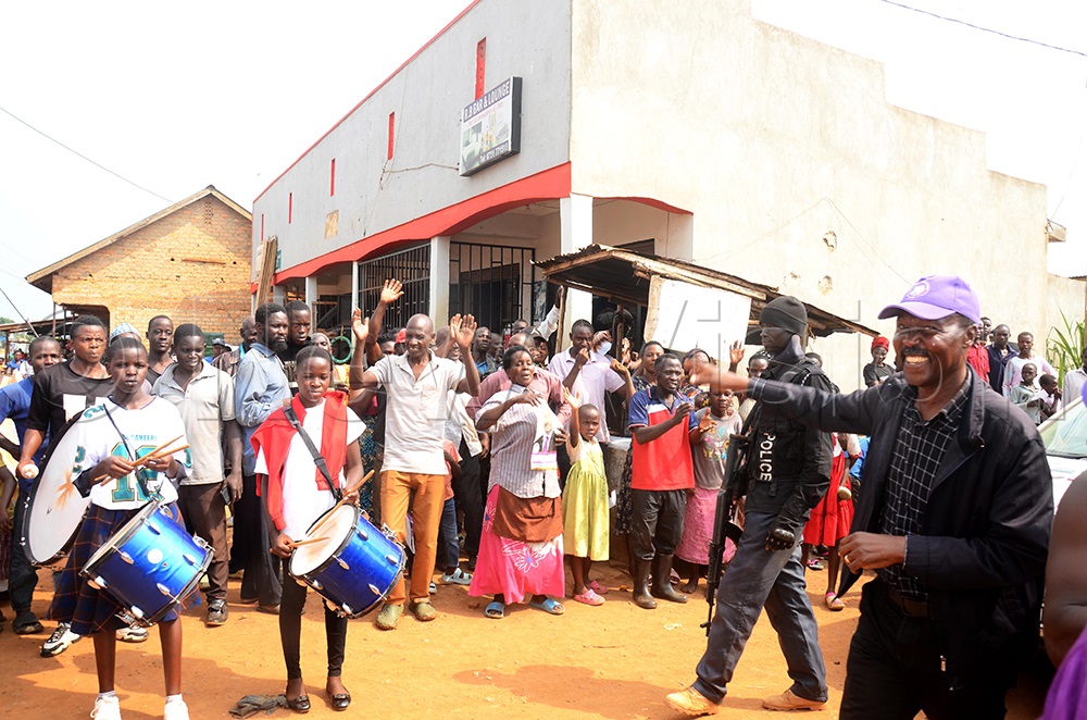 Muntu greeting supporters. (Credit: Isaac Nuwagaba)