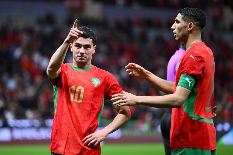 L'attaquant du Maroc Brahim Diaz (à gauche) et son capitaine Achraf Hakimi contre la Tanzanie en 8es de finale de la Coupe d'Afrique des nations le 4 janvier 2026 à Rabat
