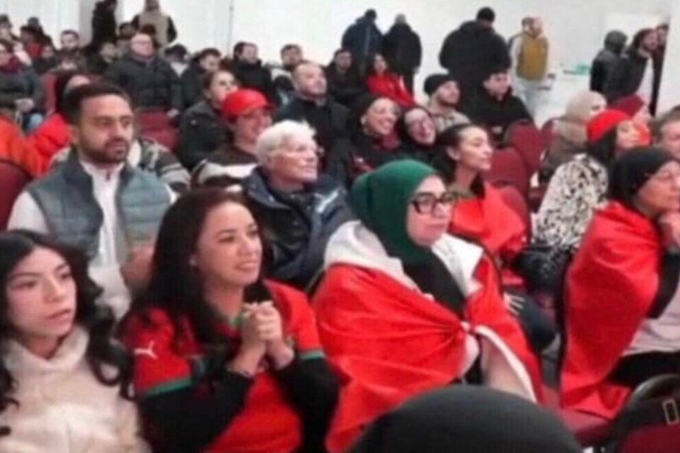 Depuis le début de la compétition, les matches du Maroc sont diffusés à la salle des fêtes Le Joyau à Mantes-la-Jolie (Yvelines).