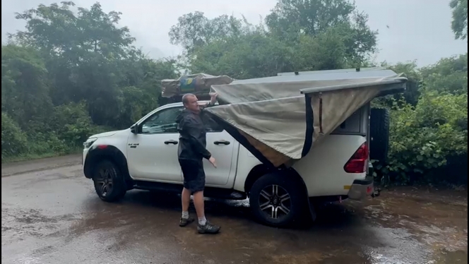 Avec leur tente complètement trempée, le couple a dû trouver une solution de repli
