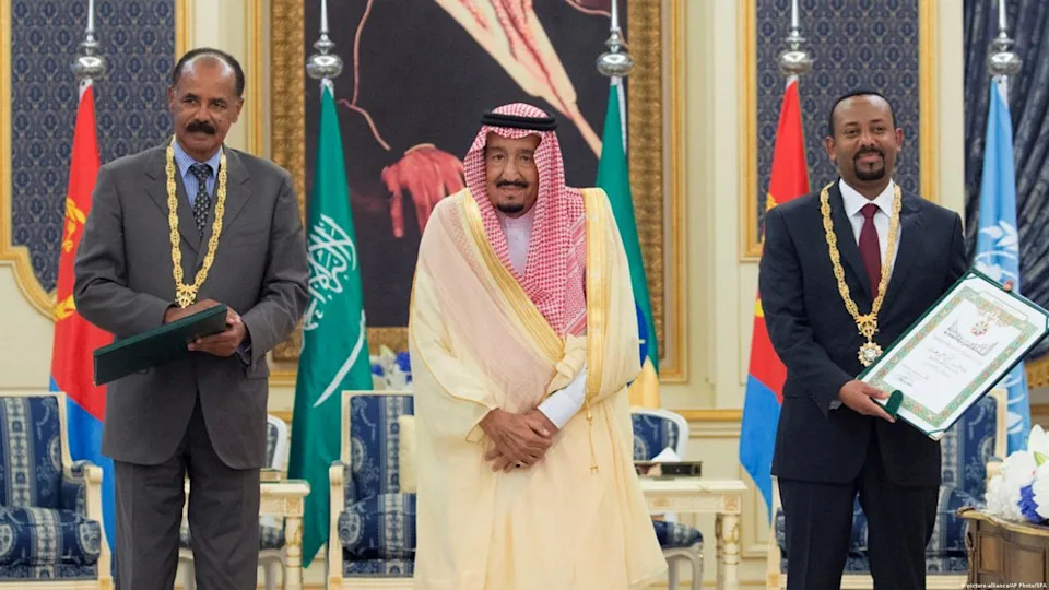Saudi King Salman, center, receives Eritrean President Isaias Afwerki, left, and Ethiopian Prime Minister Abiy Ahmed, right, to sign the much-anticipated peace deal in 2018. It officially ended the conflict between Ethiopia and Eritrea<span class="copyright">picture-alliance/AP Photo/SPA</span>