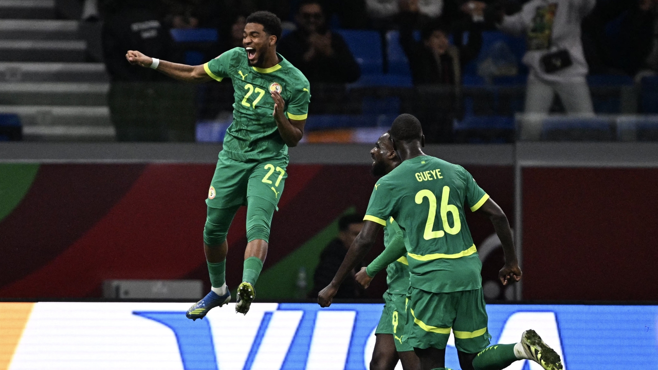 Pape Gueye et le "supersub" Mbaye envoient le Sénégal en quarts