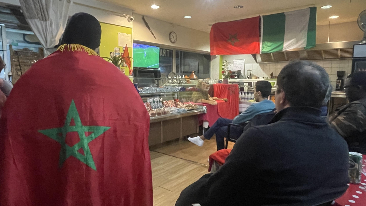 Drapeaux marocains et nigérians côte à côte, la Coupe d’Afrique des nations vécue avec amitié dans ce restaurant de Poitiers
