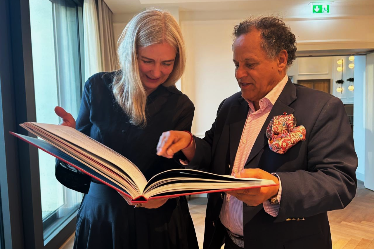 Le président de la FNM, Mehdi Qotbi, et la présidente de la SPK, la professeure Marion Ackermann.