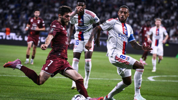 Corentin Tolisso (OL) face à Giorgi Tsitaishvili (FC Metz)