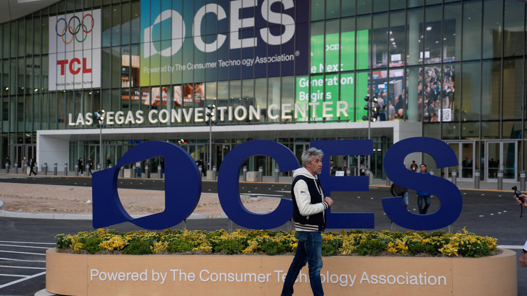 Des personnes patientent devant le Las Vegas Convention Center à l'ouverture du salon technologique CES, le lundi 5 janvier 2026 à Las Vegas.
