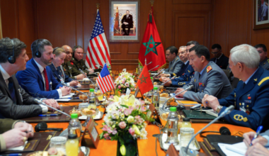 le Sous-Secrétaire Adjoint à la guerre Bryan J. Ellis rencontre A. Loudyi et M. Berrid