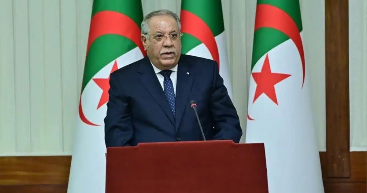 Algérie: dos au mur, le clan présidentiel tente de désamorcer la crise avec les généraux