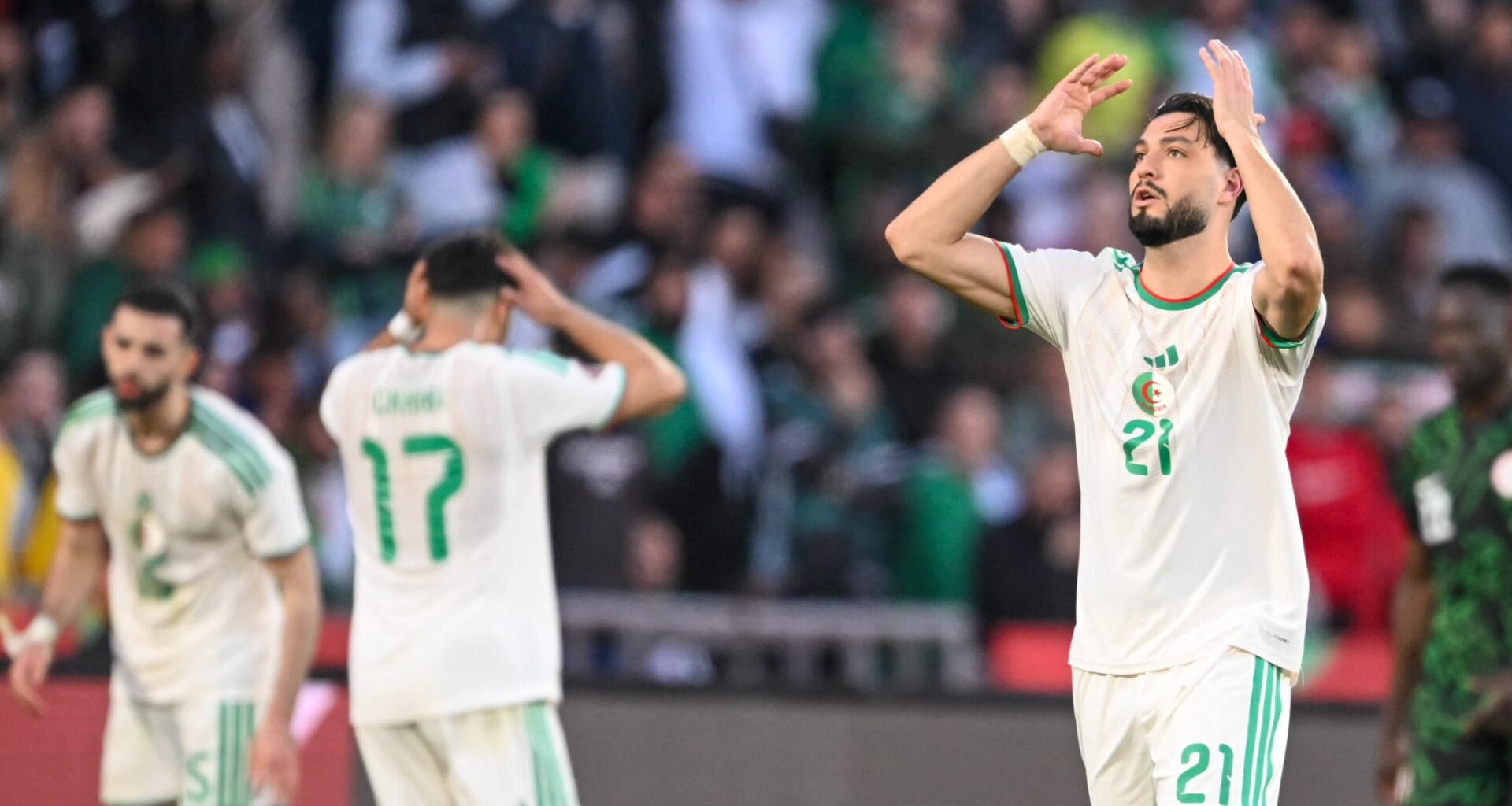 entre un "océan de médiocrité" et des "interrogations sur l’arbitrage", la presse algérienne dépitée après l’élimination des Fennecs à la CAN 2025