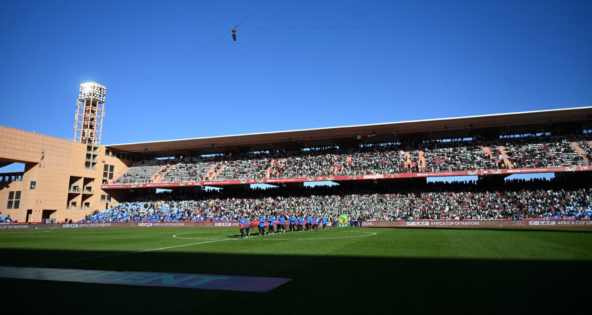 de grosses tensions entre journalistes en zone mixte après le match, la sécurité obligée d'intervenir