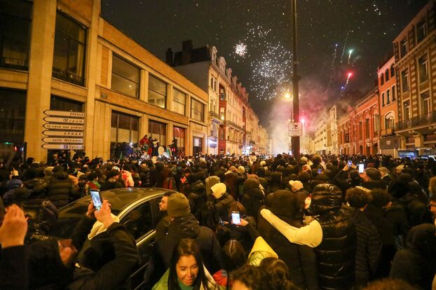 Feux d'artifice à Roubaix lors d'un rassemblement après la victoire de l'Algérie en 1/8e de finale de la CAN. Thierry Thorel / La Voix du Nord