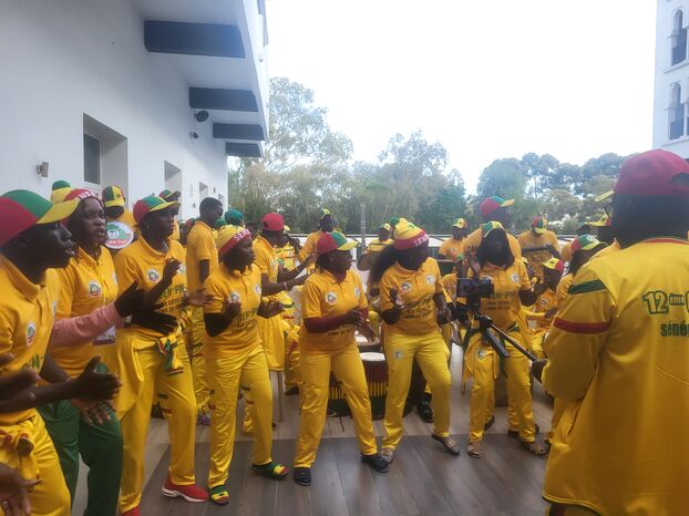 Les membres du Douzième Gaïndé pratiquent le mbalakh, une danse traditionnelle wolof. LP / Vincent Marcelin
