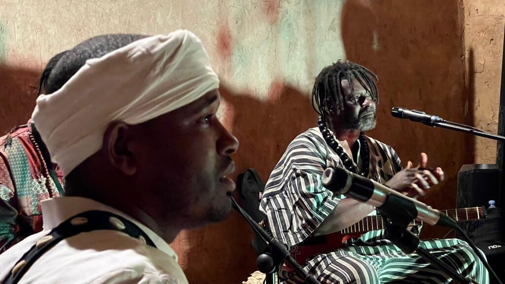 Natif du Cameroun, Emmanuel Pi Djob multiplie les collaborations, ici avec le mâalem marocain Ait Faraji pour retrouver les racines du blues et du gospel.