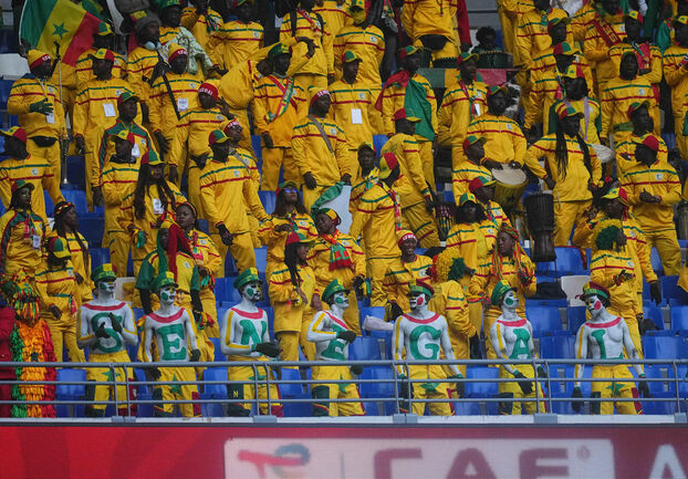 Aba Cheri Binta, 35 ans, se peint la lettre «N»  - comme nation » , précise-t-il - sur le torse lors des matches du Sénégal, comme ici en quarts de finale de la CAN face au Mali au Stade Ibn-Batouta de Tanger le 9 janvier. GSI/Icon Sport