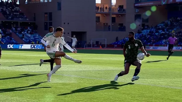 Le centre de Chaïbi dévié de la main par Ajayi. Capture d'écran BeIn Sports.