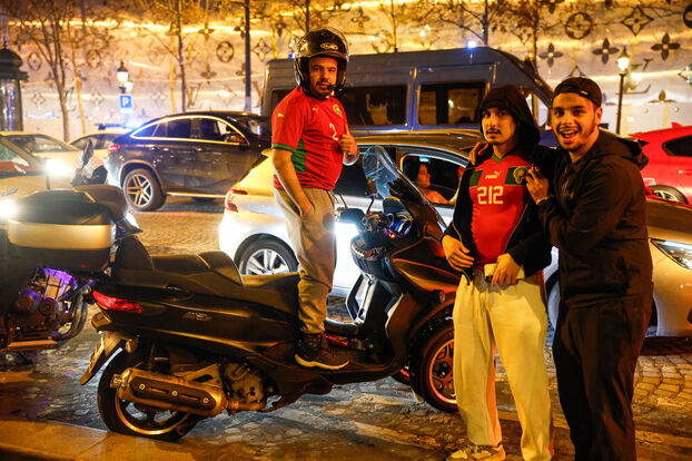 L'intense joie des supporters marocains après la victoire de leur équipe en demi-finales. LP / Olivier Corsan