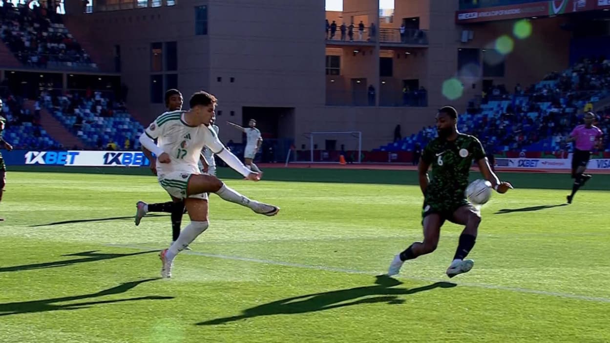 Une main non sifflée de Junior Ajayi lors d'Algérie-Nigeria, le 10 janvier 2026.