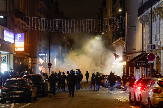 Quelques mouvements de foule mais pas de gros débordements dans le quartier des Champs-Elysées après la victoire du Maroc. LP / Olivier Corsan