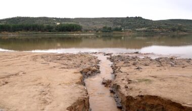 Sous l’effet des pluies, le lac Dayet Erroumi renaît — les abords, eux, se dégradent