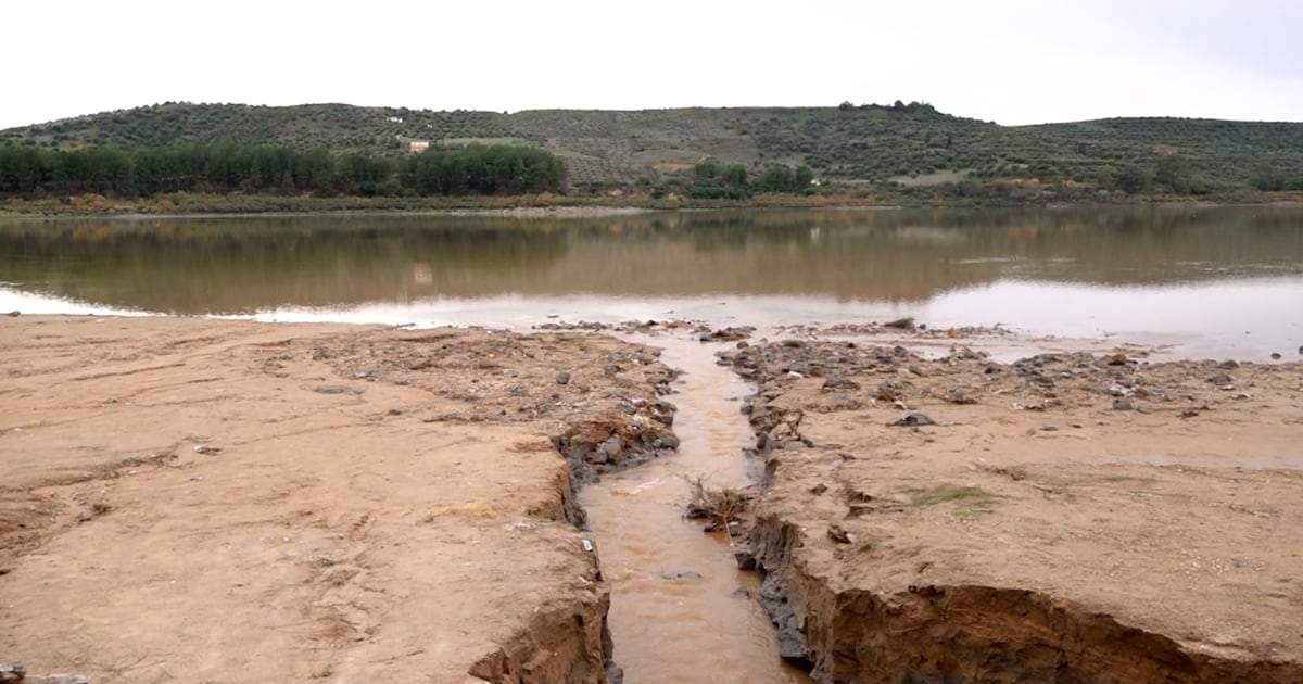 Sous l’effet des pluies, le lac Dayet Erroumi renaît — les abords, eux, se dégradent