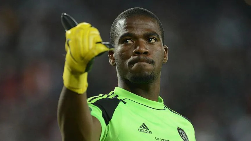 Senzo Meyiwa, in green kit and making a thumbs-up sign with his right hand, on 2 November 2013 during a match in South Africa