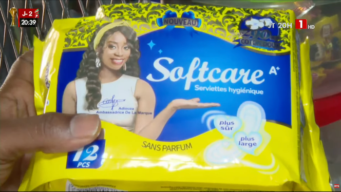 Capture d’écran d’un reportage de la Radio télévision sénégalaise, diffusé le 19 décembre 2025, montrant l’emballage de serviettes hygiéniques vendues par le groupe chinois Softcare.