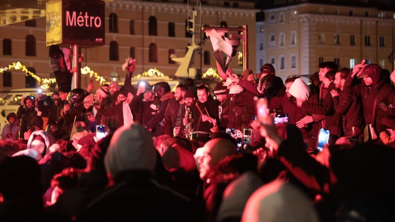 Des centaines de Marseillais ont convergé vers le Vieux-Port (piétonisé par la Préfecture pour l'occasion) pour partager leur joie après le match.
