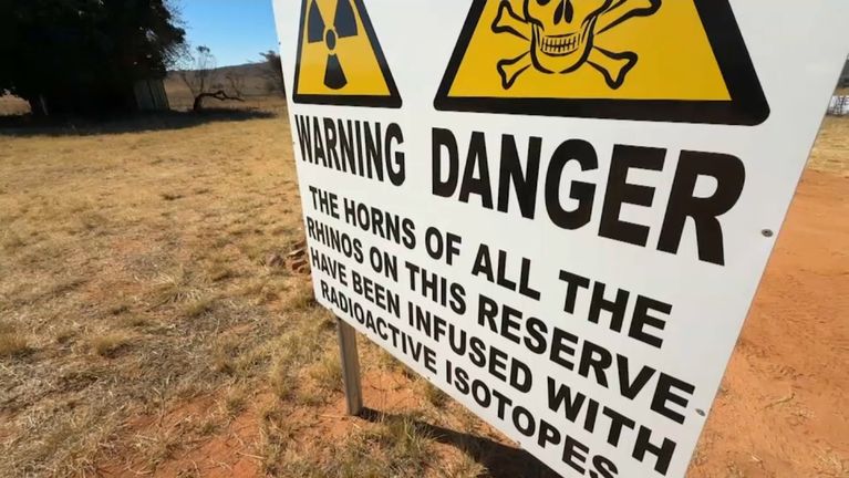 L'un des panneaux signalant la présence d'une matière radioactive dans les cornes des rhinocéros du Entabeni Safari Conservancy. - Capture d'écran TF1