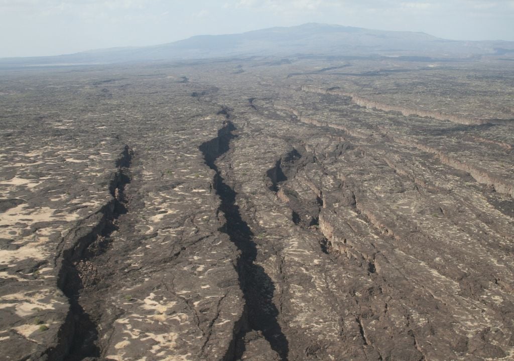 Grieta Manda-Hararo dans la région de l’Afar en Éthiopie, avec le volcan Dabbahu en arrière-plan.