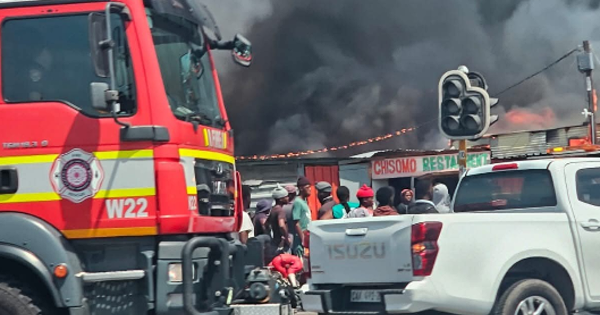 Winds hamper efforts to battle Dunoon informal settlement fire
