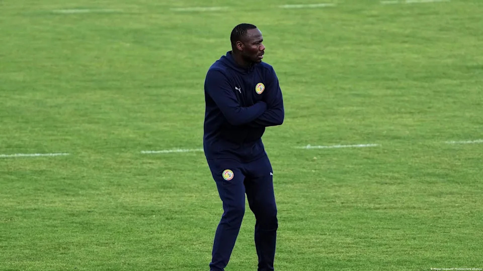 Le sélectionneur Pape Thiaw en séance d'entrainement avant le match de qualification au Mondial 2026 contre la Mauritanie.<span class="copyright">Misper Apawu/AP Photo/picture alliance</span>