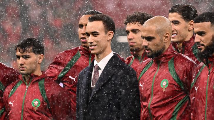 Le prince héritier du Maroc, Moulay El Hassan, posant avec les joueurs de la sélection nationale avant le match de la CAN contre les Comores, à Rabat, le 21 décembre 2025. 