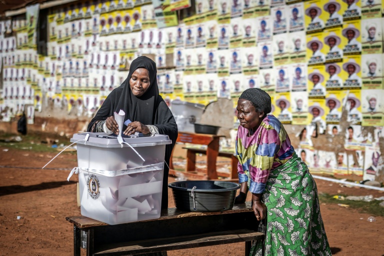 Uganda opposition leader cut off from communications after polls