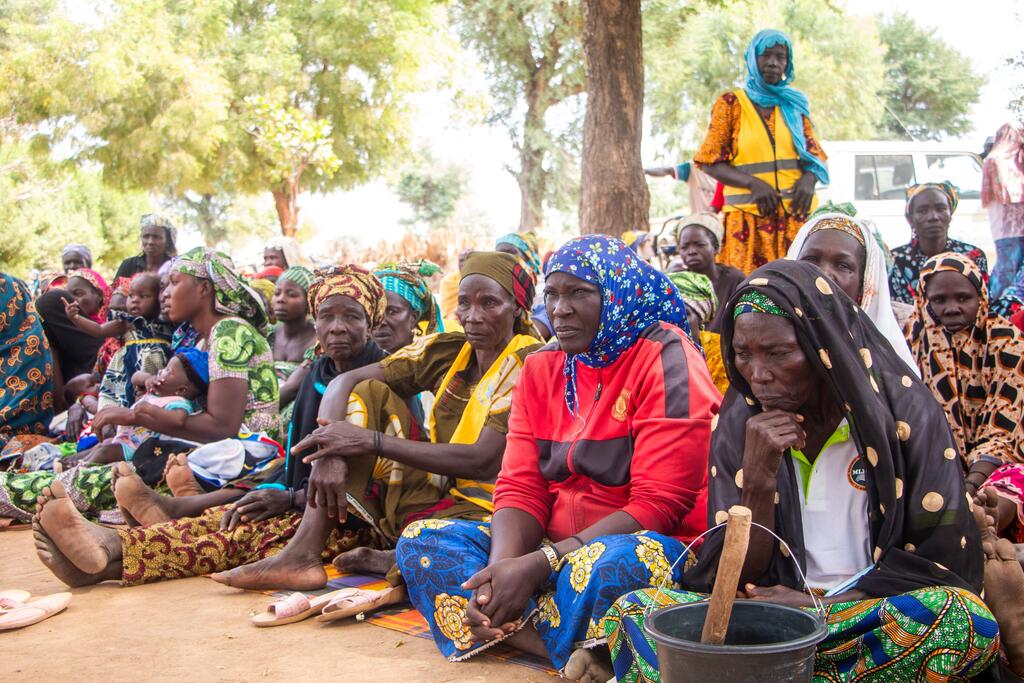 Un groupe de femmes et d'enfants locaux à Yagoua, au Cameroun, participent à un événement de sensibilisation pour le projet PULCCA, qui vise à lutter contre l'insécurité alimentaire et à renforcer la résilience de la communauté.