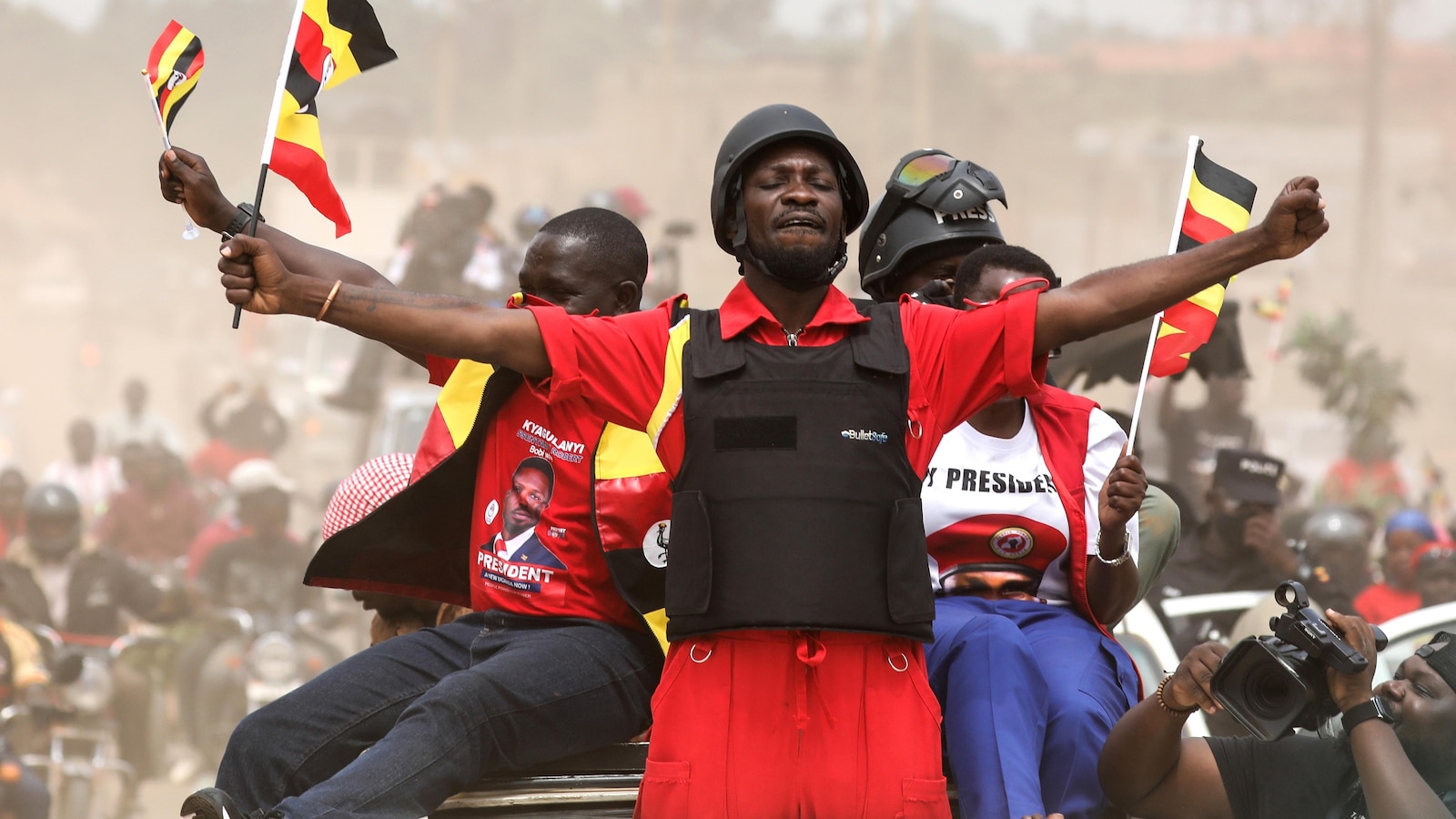 Ugandan opposition leader campaigns in flak jacket
