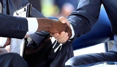 8 avril 2024 – Le président libérien Joseph Boakai (à droite) rencontre pour la première fois après son investiture Lakshmi Mittal (à gauche), président exécutif d’ArcelorMittal, au palais présidentiel.