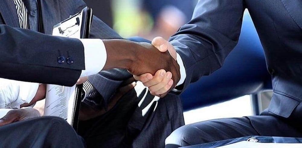 8 avril 2024 – Le président libérien Joseph Boakai (à droite) rencontre pour la première fois après son investiture Lakshmi Mittal (à gauche), président exécutif d’ArcelorMittal, au palais présidentiel.