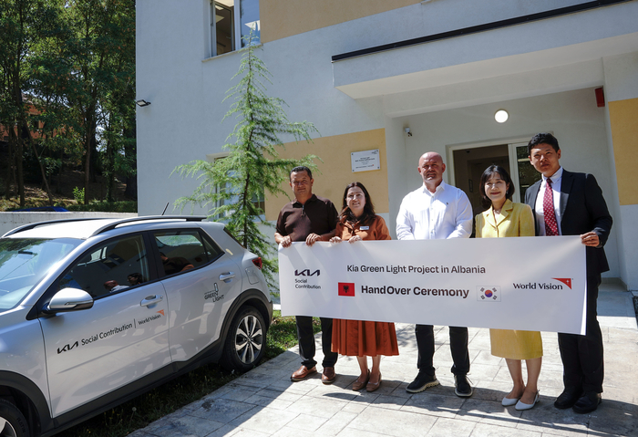 Clodian Thache Elbasan, head of the Social Welfare Service of Albania, Elmaji, president of World Vision of Albania, Mariglen Disha Librajd, and Lee Eun-joo, head of the Kia Sustainable Management Team (from left), are taking photos at the event for the transfer of the Green Light Project. Kia