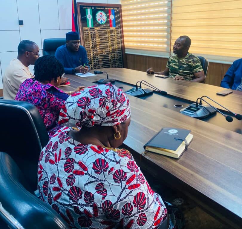 Defence minister meets protesting military veterans