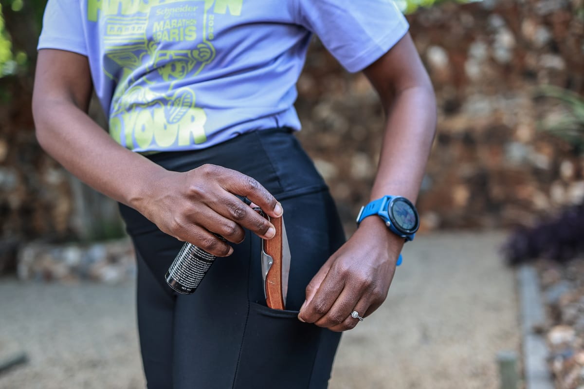 Nancy Masha montre le couteau et la bombe lacrymogène qu'elle emmène avec elle pour courir, à Irene (Afrique du Sud), près de Pretoria, le 21 septembre 2026