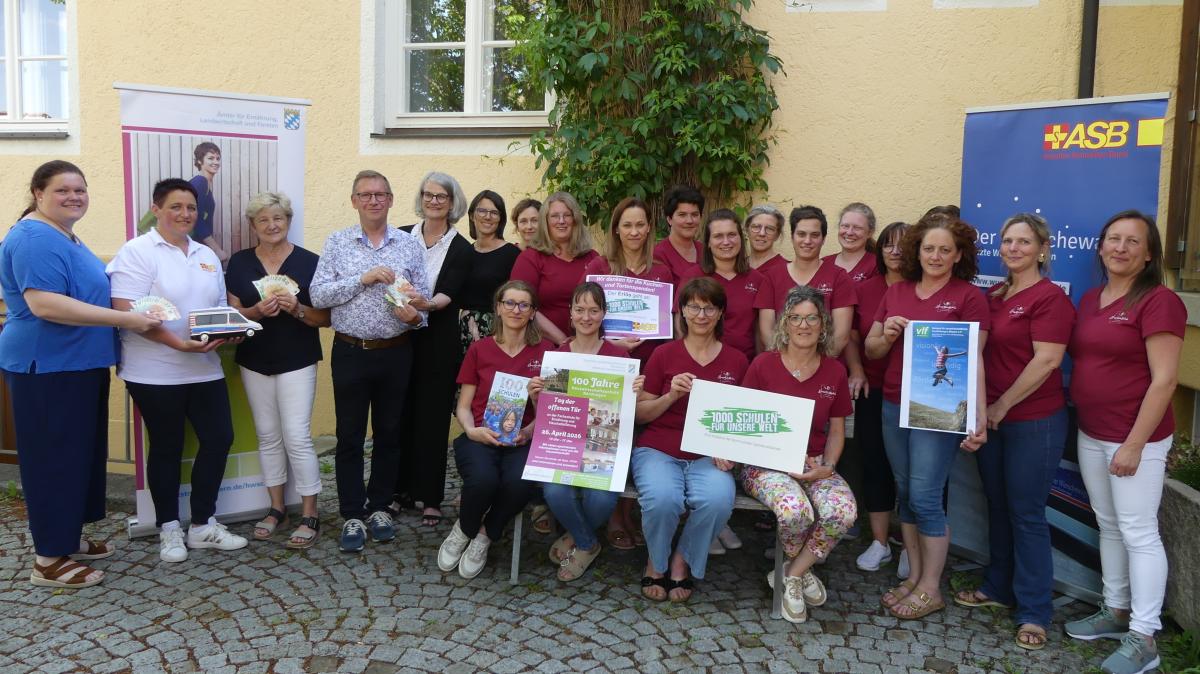 Spende Landwirtschaftsschule Nördlingen fördert Wünschewagen und 1000 Schulen für Afrika.